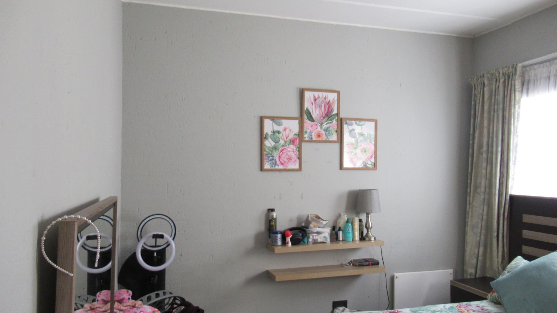 Main Bedroom - 15 square meters of property in Rynfield AH