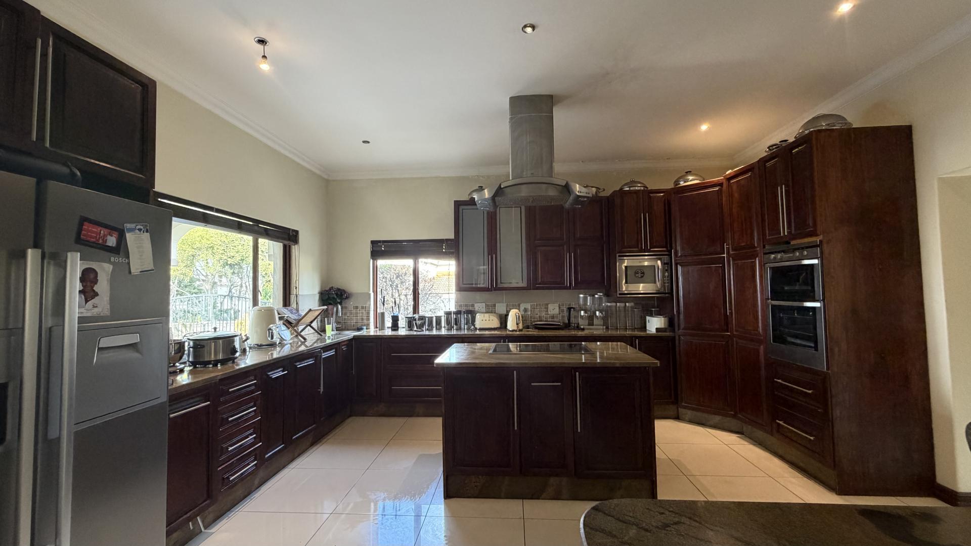 Kitchen of property in Sagewood