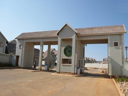2 Bedroom Simplex for Sale For Sale in Faerie Glen - Home Sell - MR44268