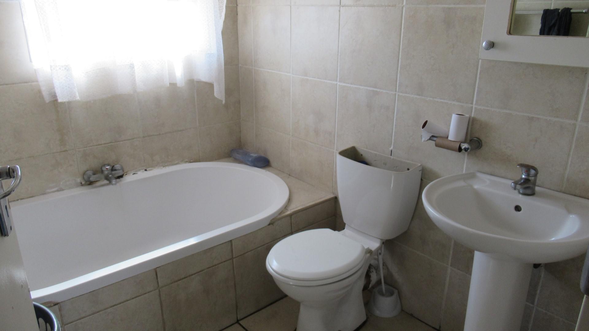 Bathroom 1 - 5 square meters of property in Vanderbijlpark