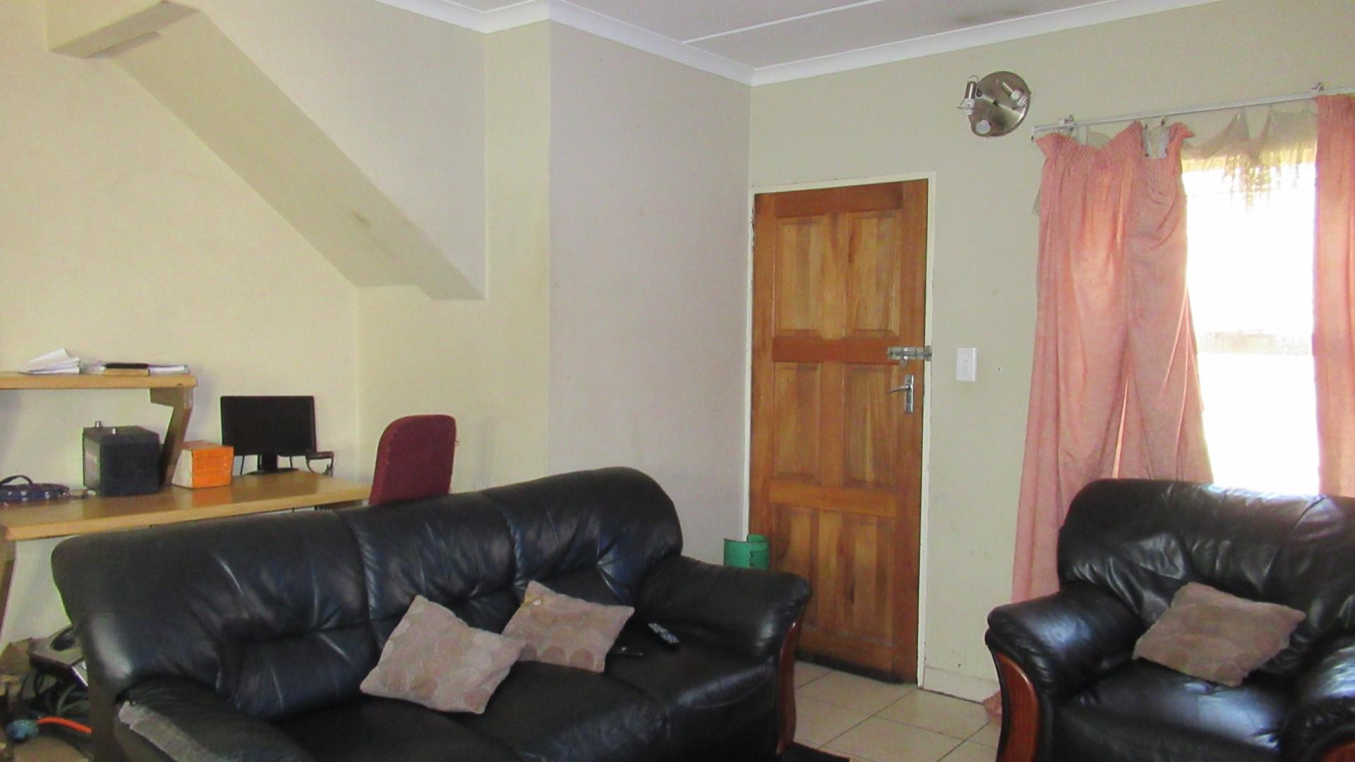Lounges - 17 square meters of property in Vanderbijlpark