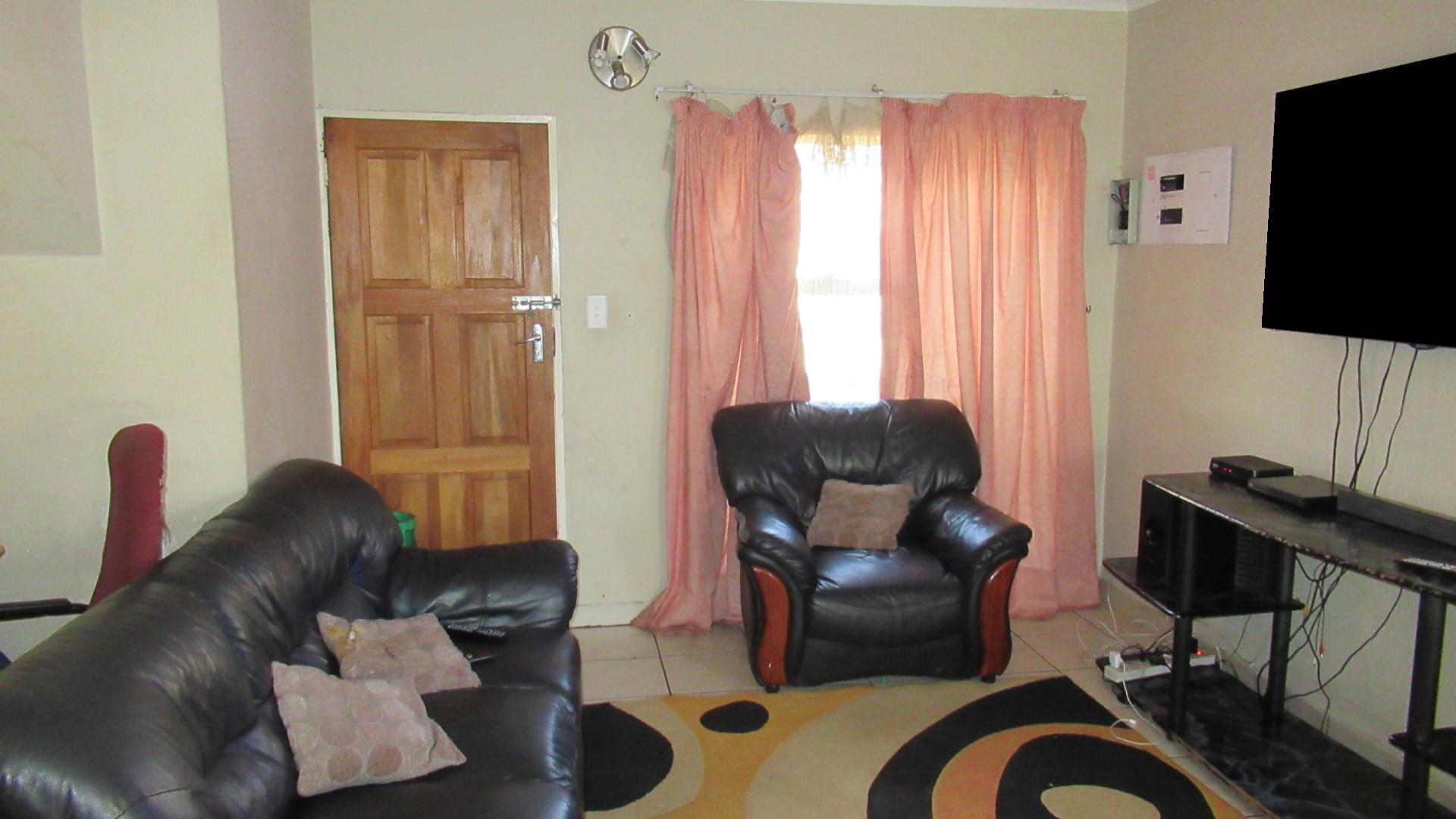 Lounges - 17 square meters of property in Vanderbijlpark