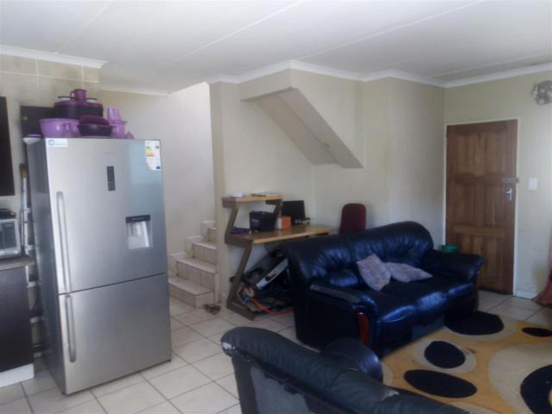 Lounges - 17 square meters of property in Vanderbijlpark