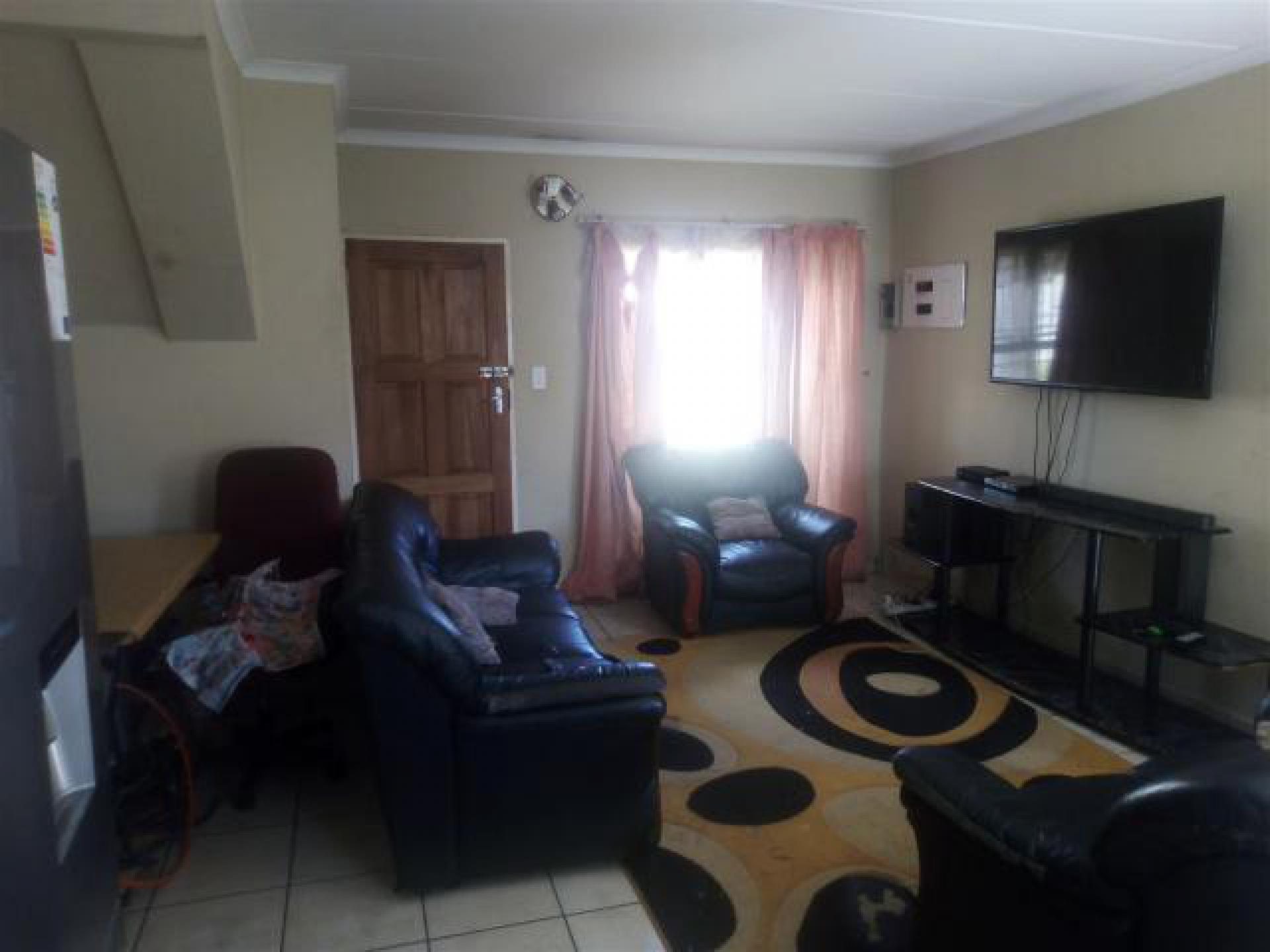 Lounges - 17 square meters of property in Vanderbijlpark
