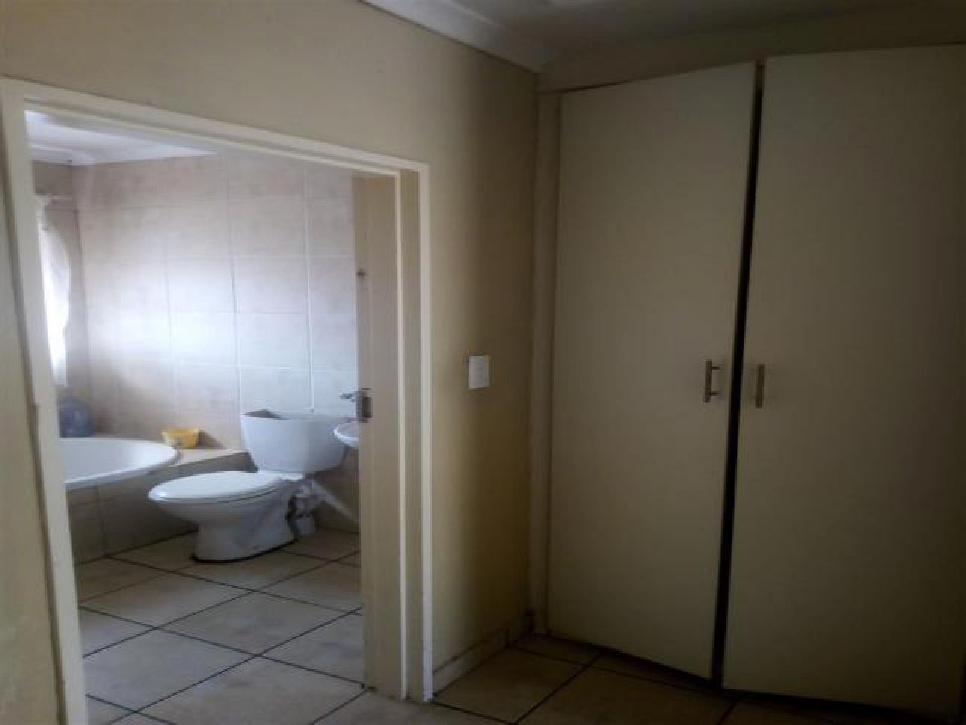 Bathroom 1 - 5 square meters of property in Vanderbijlpark