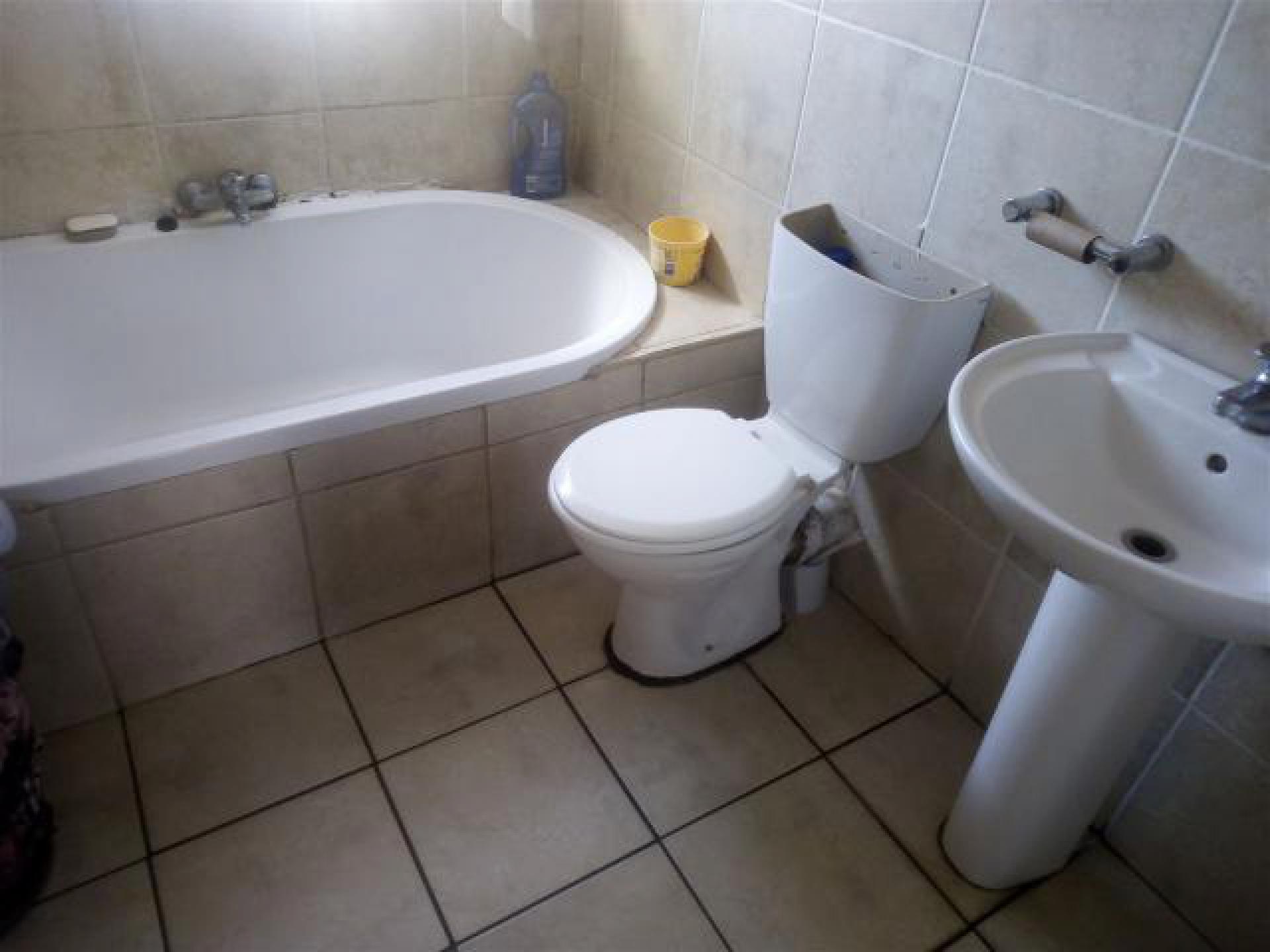 Bathroom 1 - 5 square meters of property in Vanderbijlpark