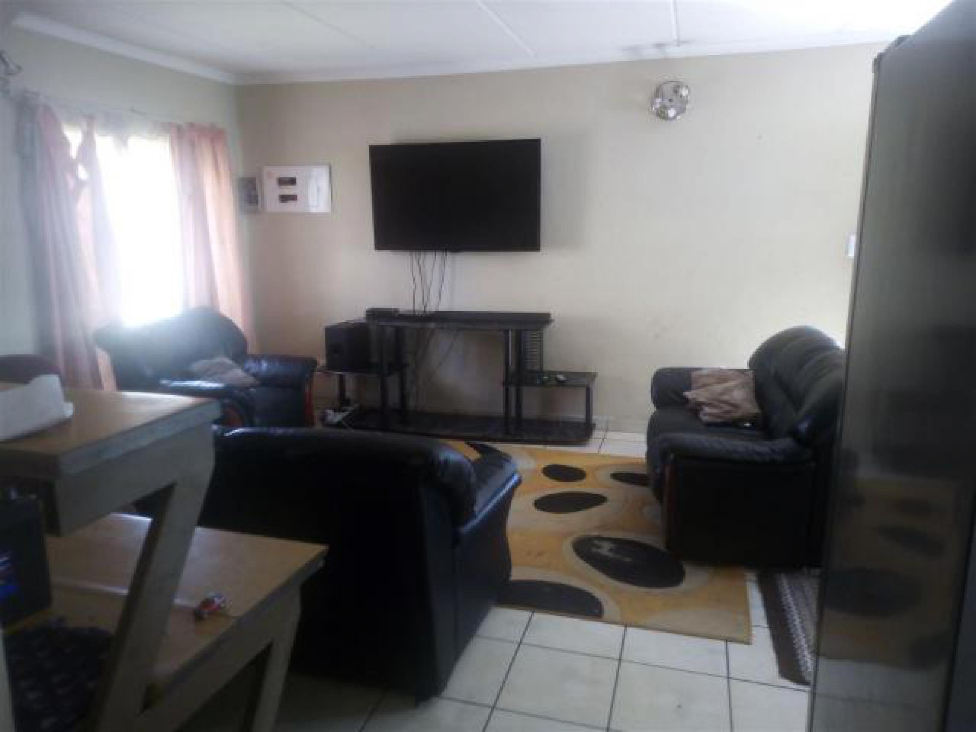 Lounges - 17 square meters of property in Vanderbijlpark