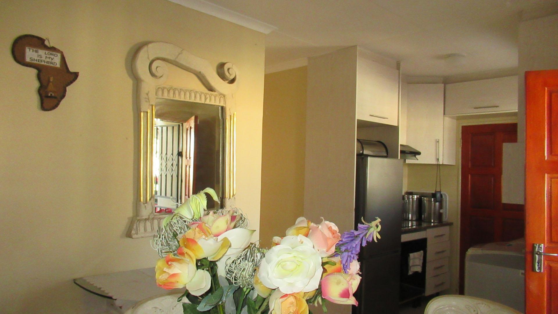 Lounges - 11 square meters of property in Riverside View