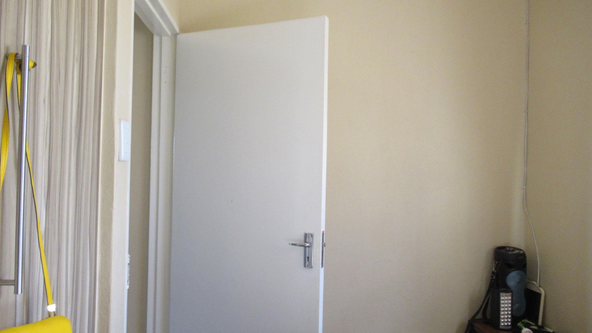 Bed Room 1 - 7 square meters of property in Riverside View