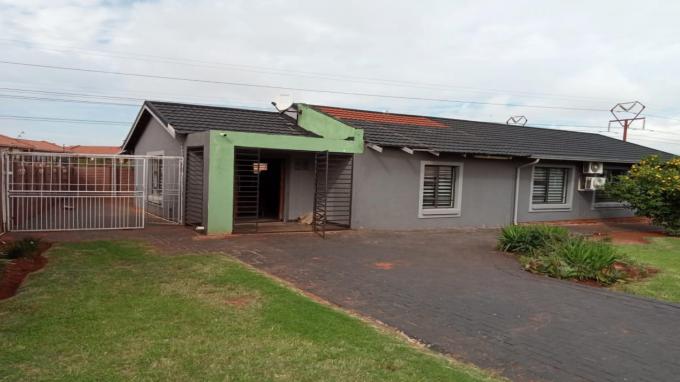3 Bedroom House for Sale For Sale in Lenasia South - Home Sell - MR444418