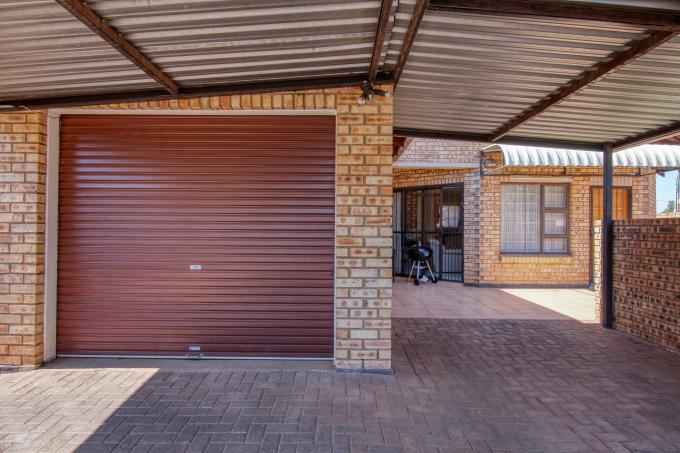 2 Bedroom Sectional Title for Sale For Sale in Westonaria - MR444730