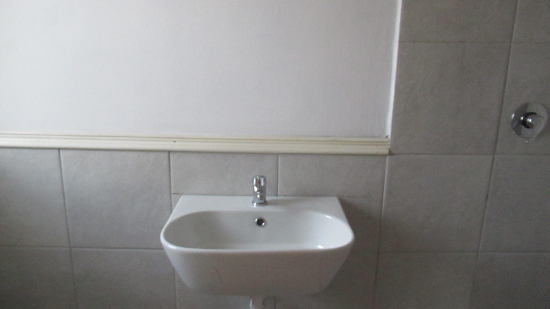 Main Bathroom - 4 square meters of property in Rothdene