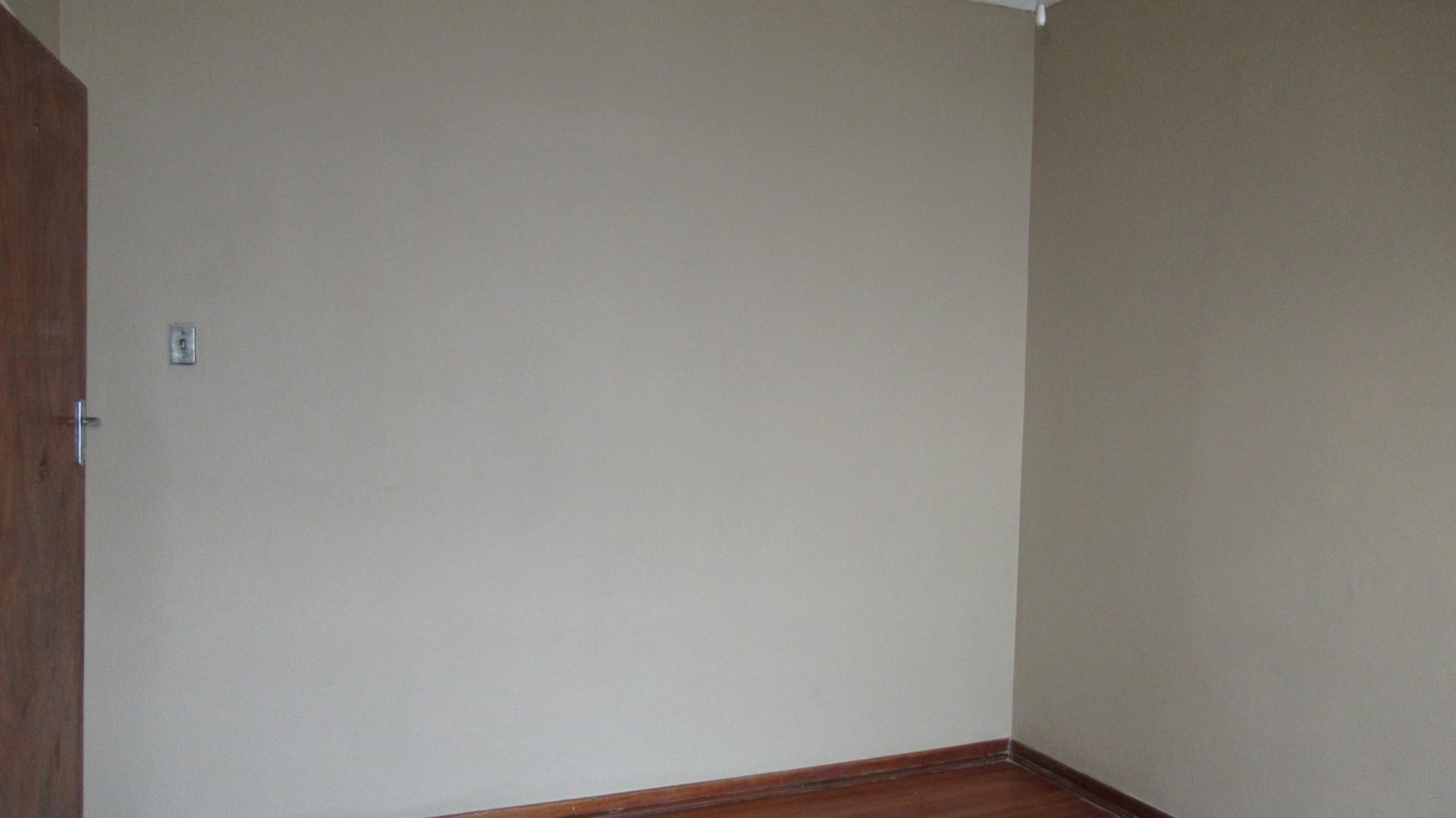 Main Bedroom - 18 square meters of property in Rothdene