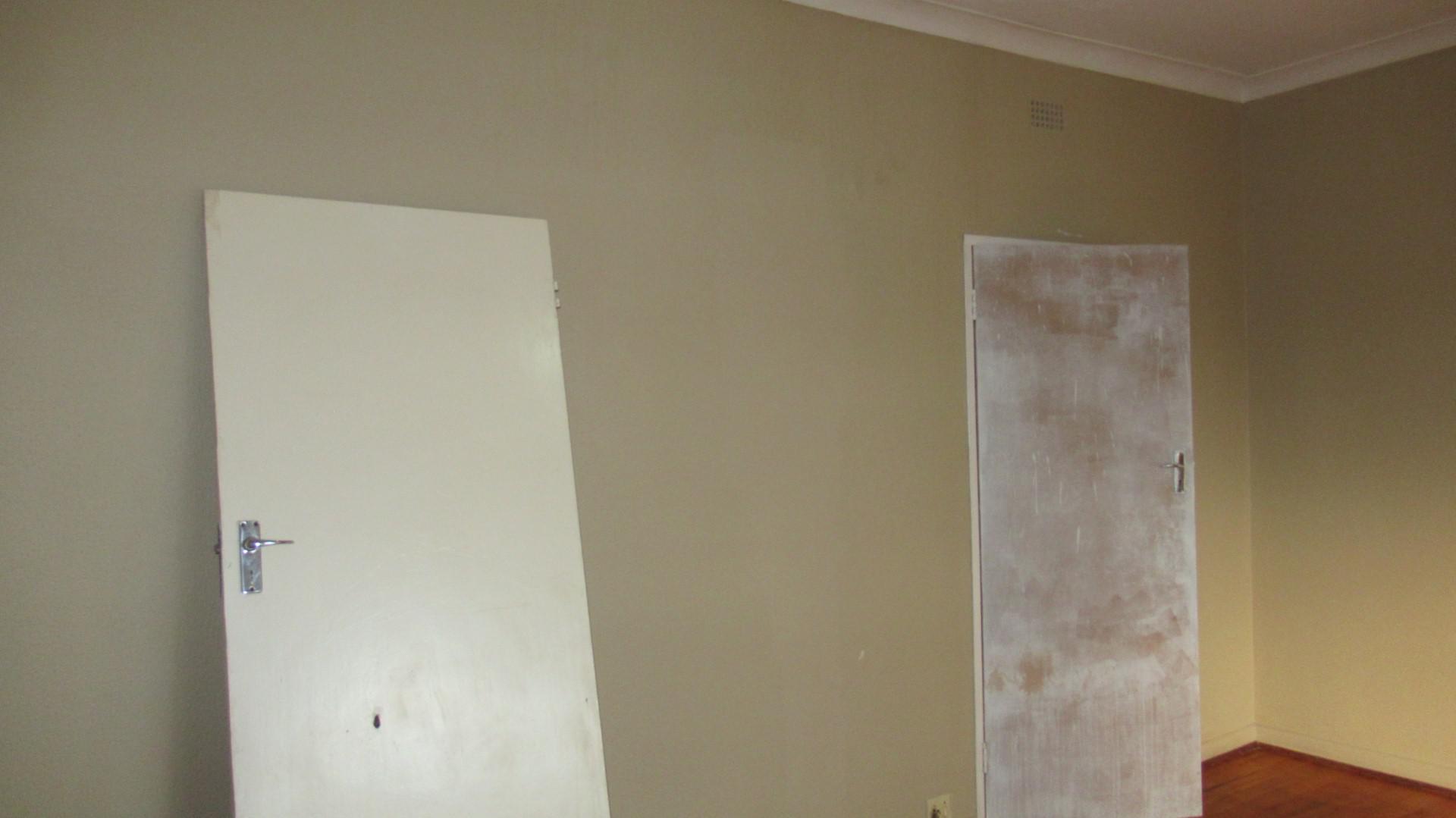 Bed Room 1 - 46 square meters of property in Rothdene