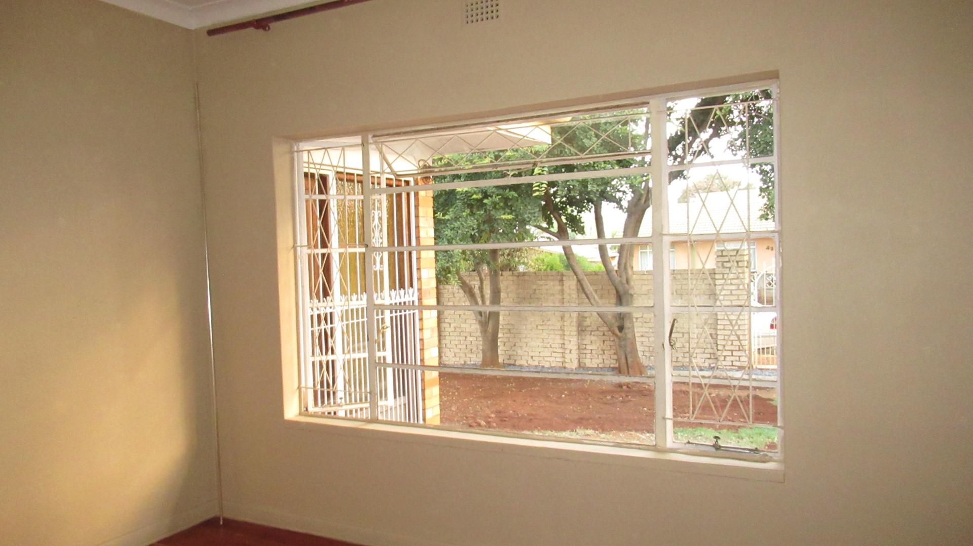 Bed Room 1 - 46 square meters of property in Rothdene