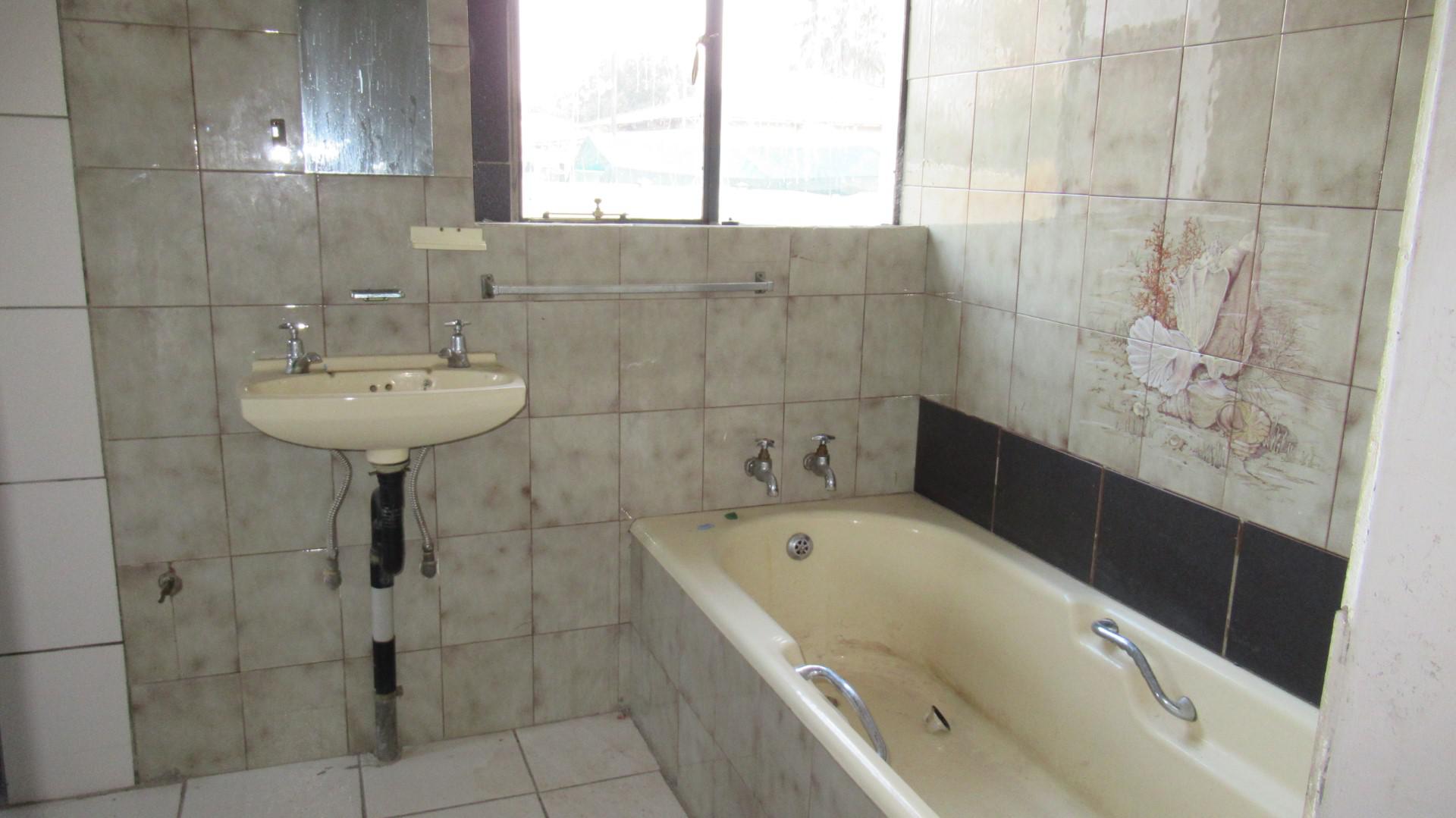 Bathroom 1 - 17 square meters of property in Rothdene