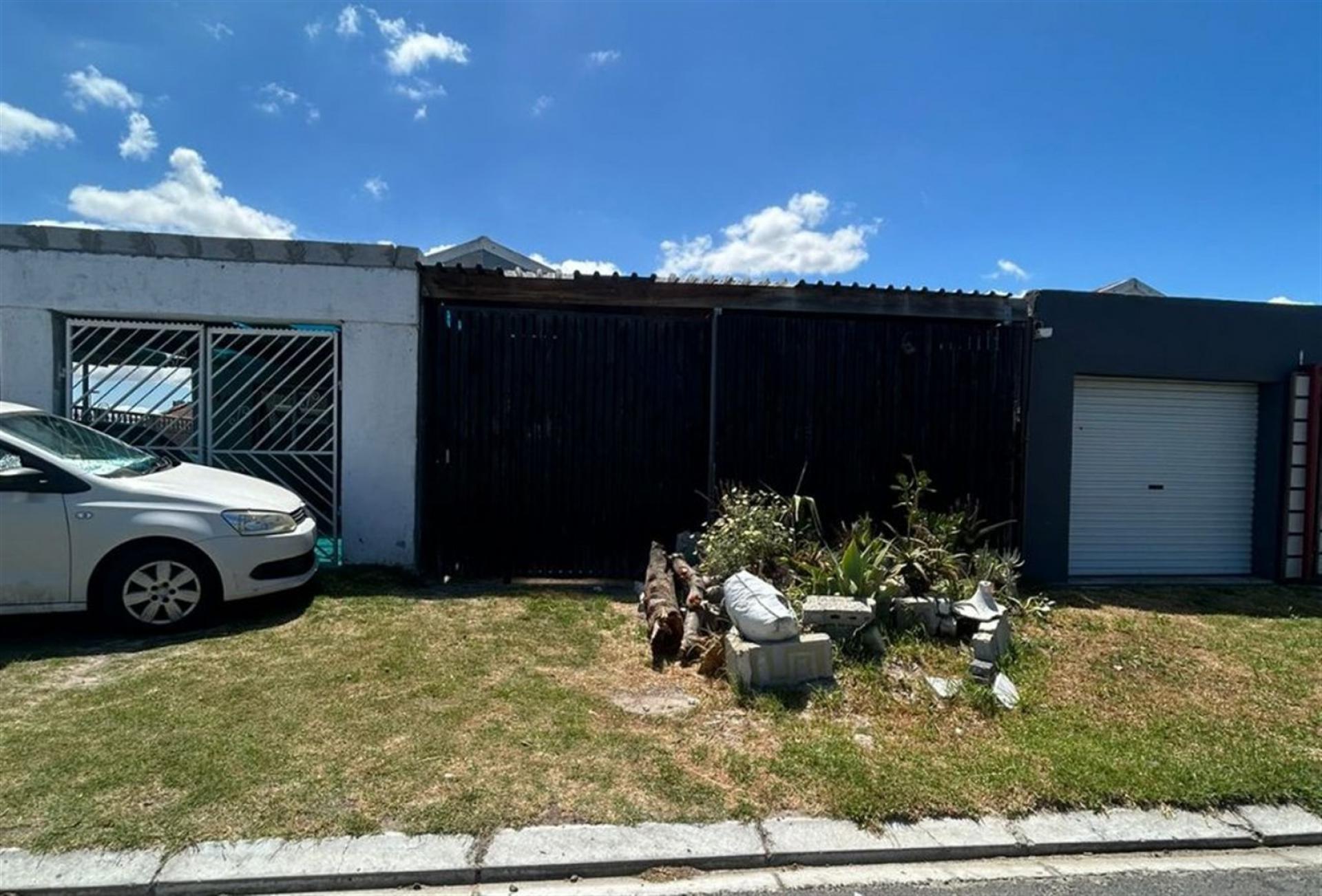 Front View of property in Forest Heights