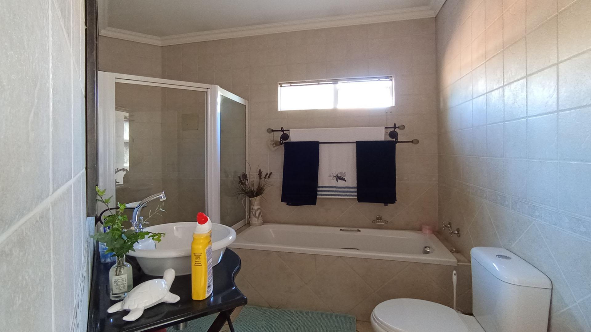 Bathroom 2 - 8 square meters of property in Melodie