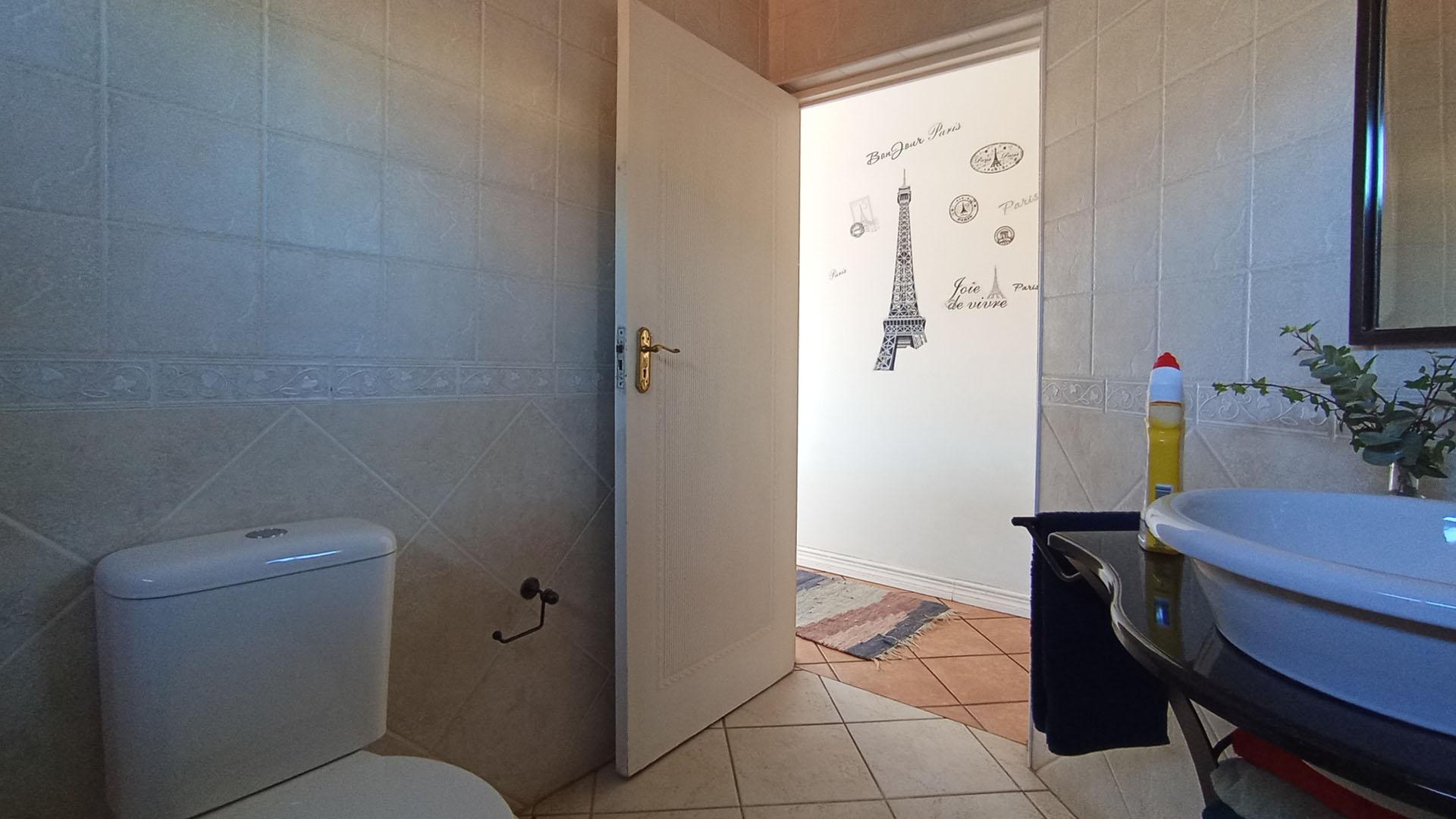Bathroom 2 - 8 square meters of property in Melodie