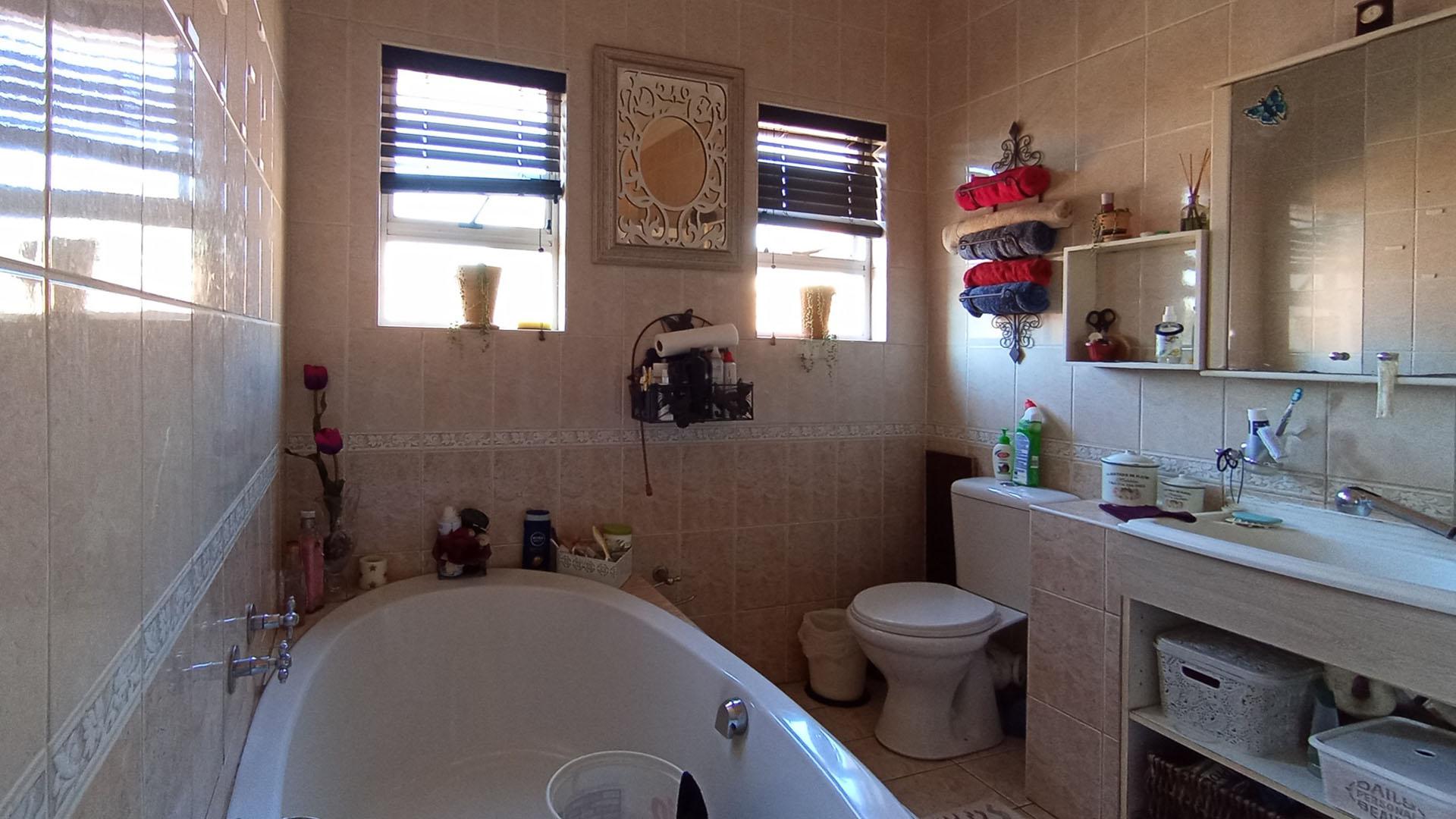 Main Bathroom - 7 square meters of property in Melodie