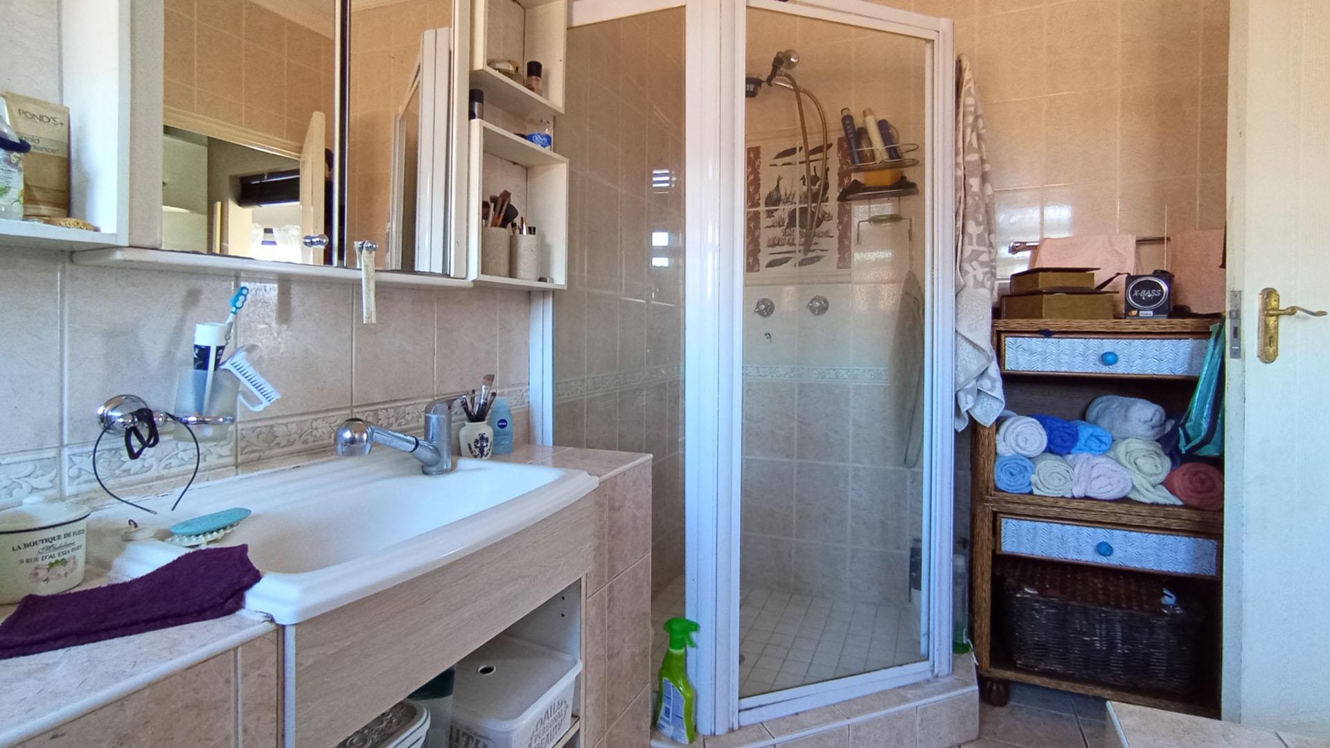 Main Bathroom - 7 square meters of property in Melodie