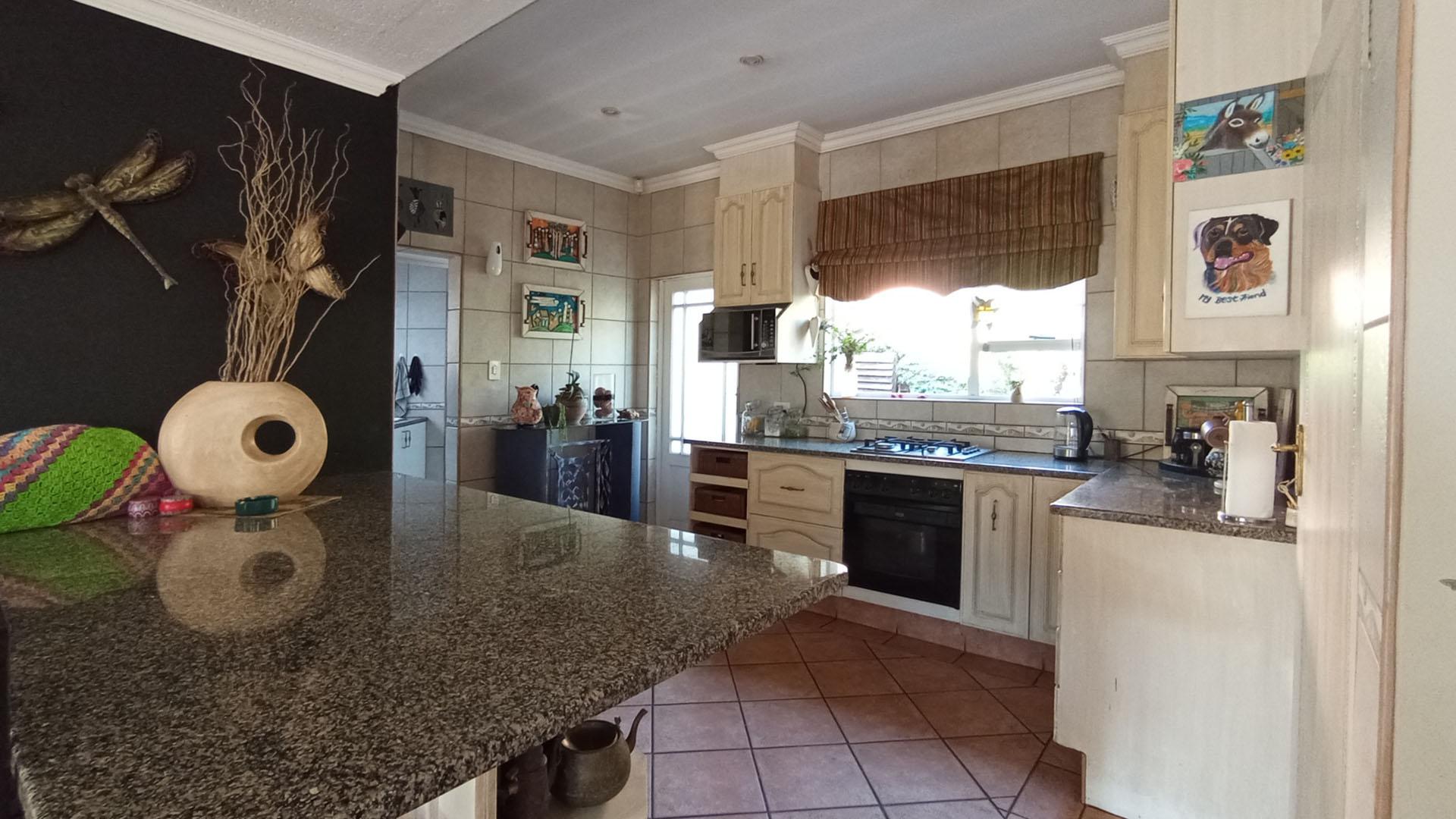 Kitchen - 16 square meters of property in Melodie