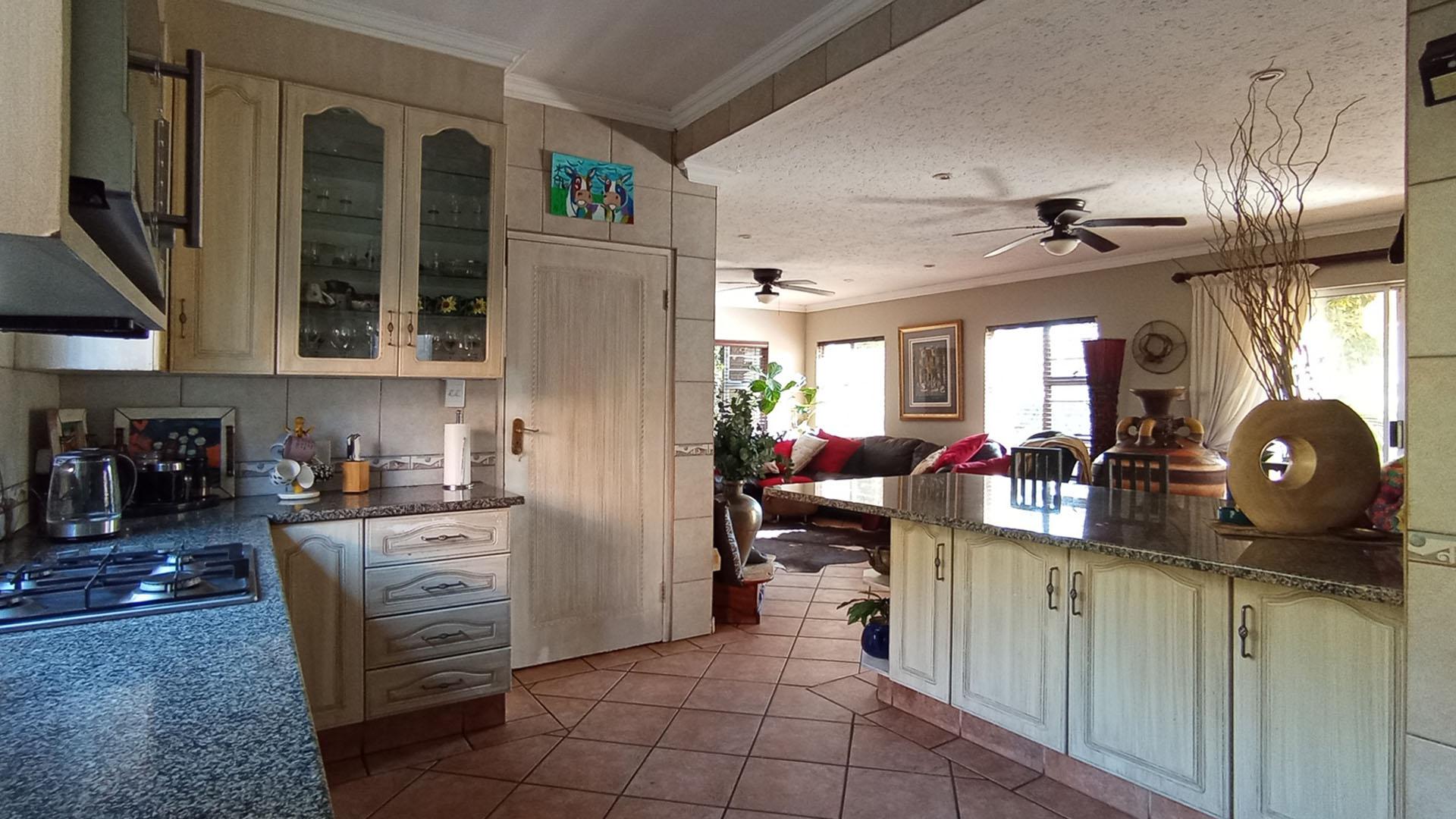 Kitchen - 16 square meters of property in Melodie