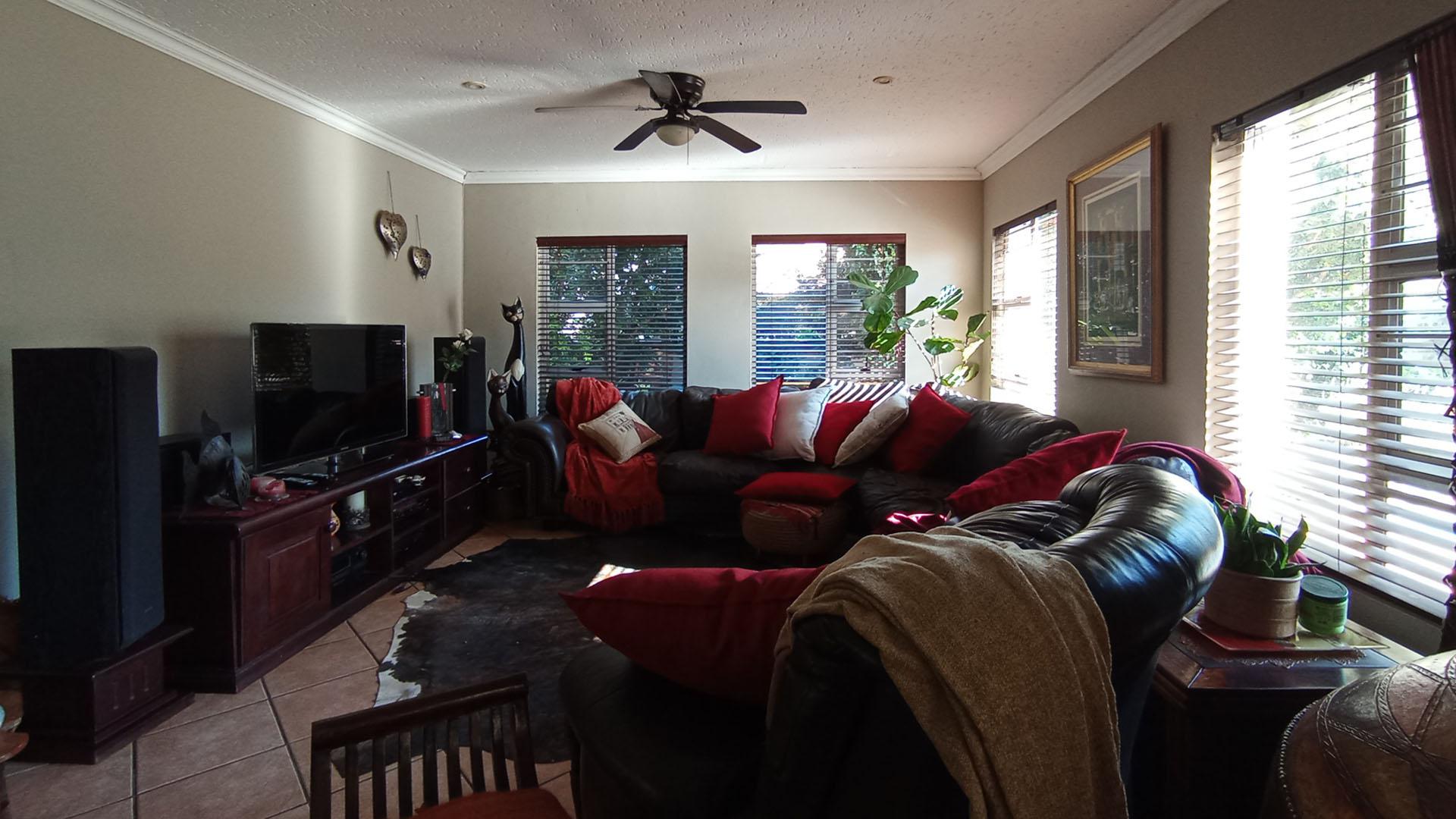 Lounges - 43 square meters of property in Melodie