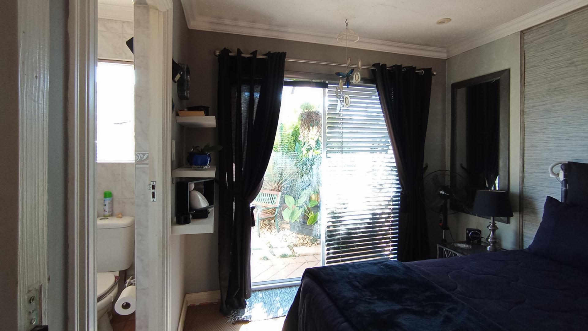 Bed Room 1 - 14 square meters of property in Melodie