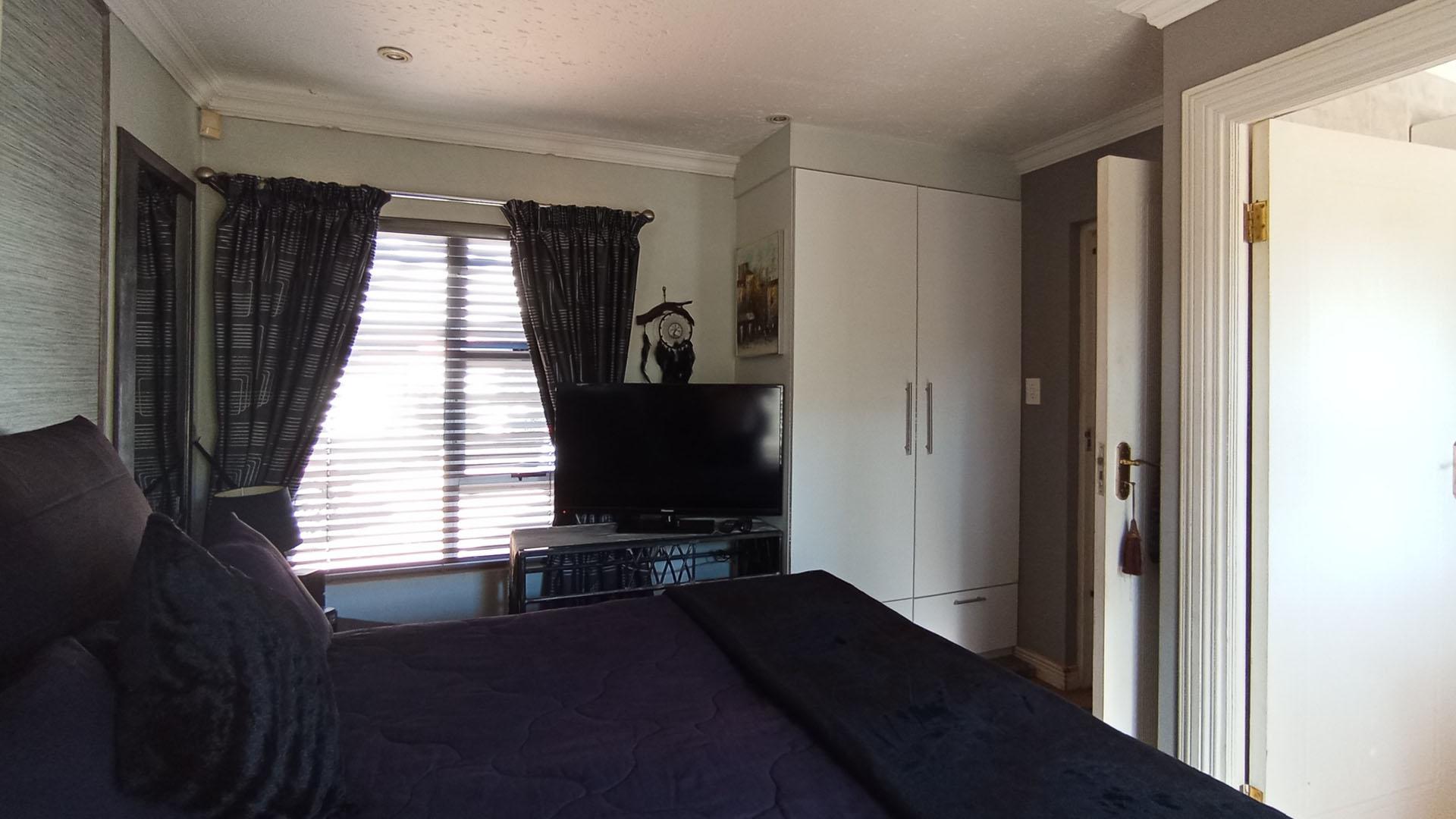 Bed Room 1 - 14 square meters of property in Melodie