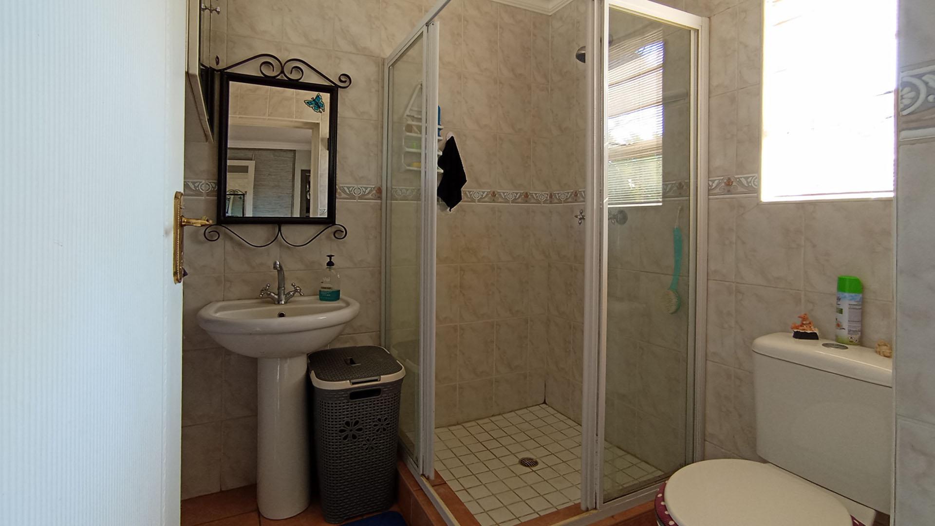 Bathroom 1 - 5 square meters of property in Melodie