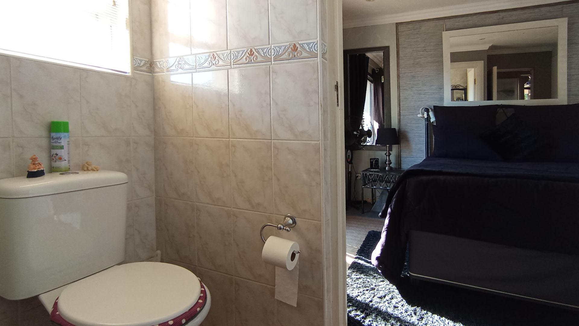 Bathroom 1 - 5 square meters of property in Melodie