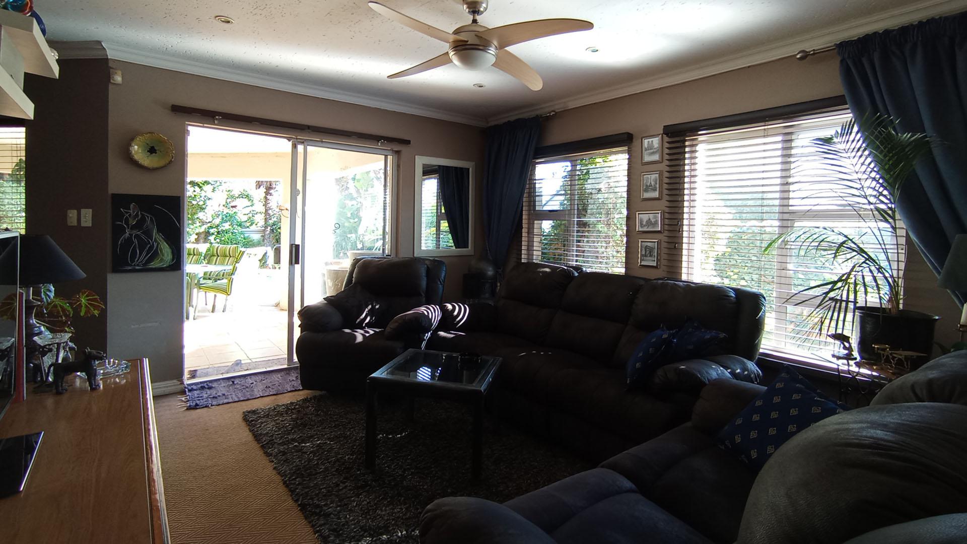 Lounges - 43 square meters of property in Melodie