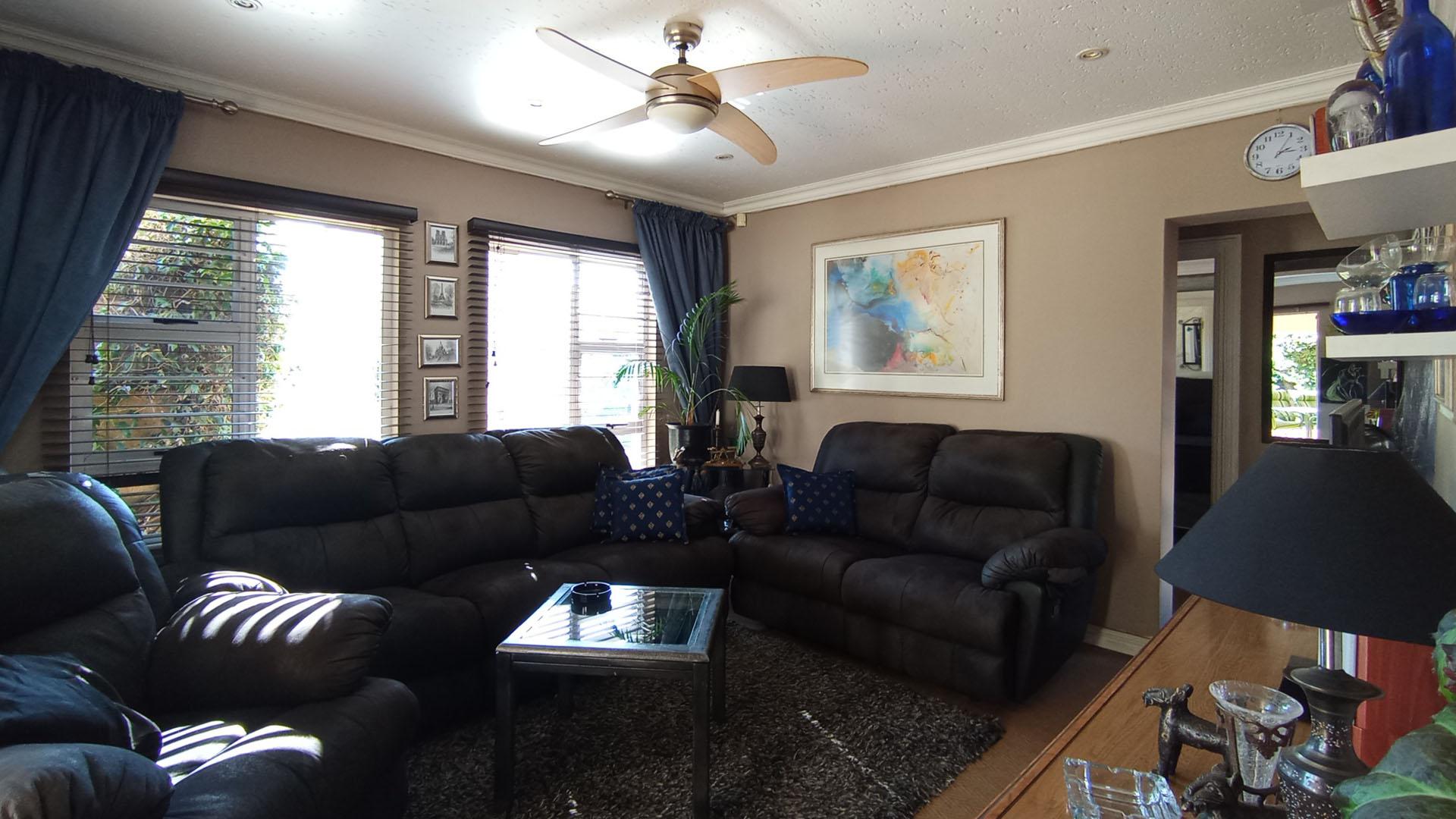 Lounges - 43 square meters of property in Melodie