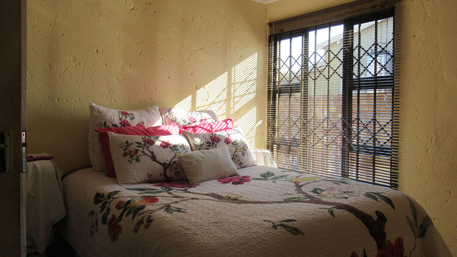 Bed Room 1 - 12 square meters of property in Protea Glen