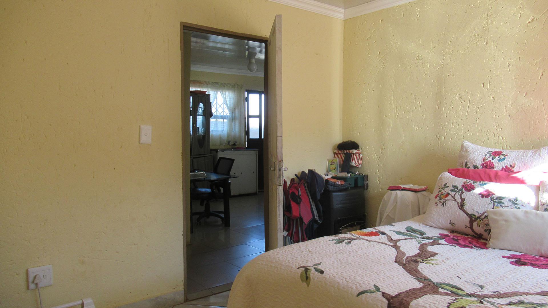 Bed Room 1 - 12 square meters of property in Protea Glen