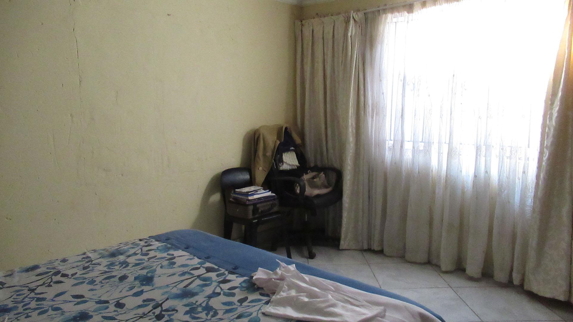 Main Bedroom - 19 square meters of property in Protea Glen