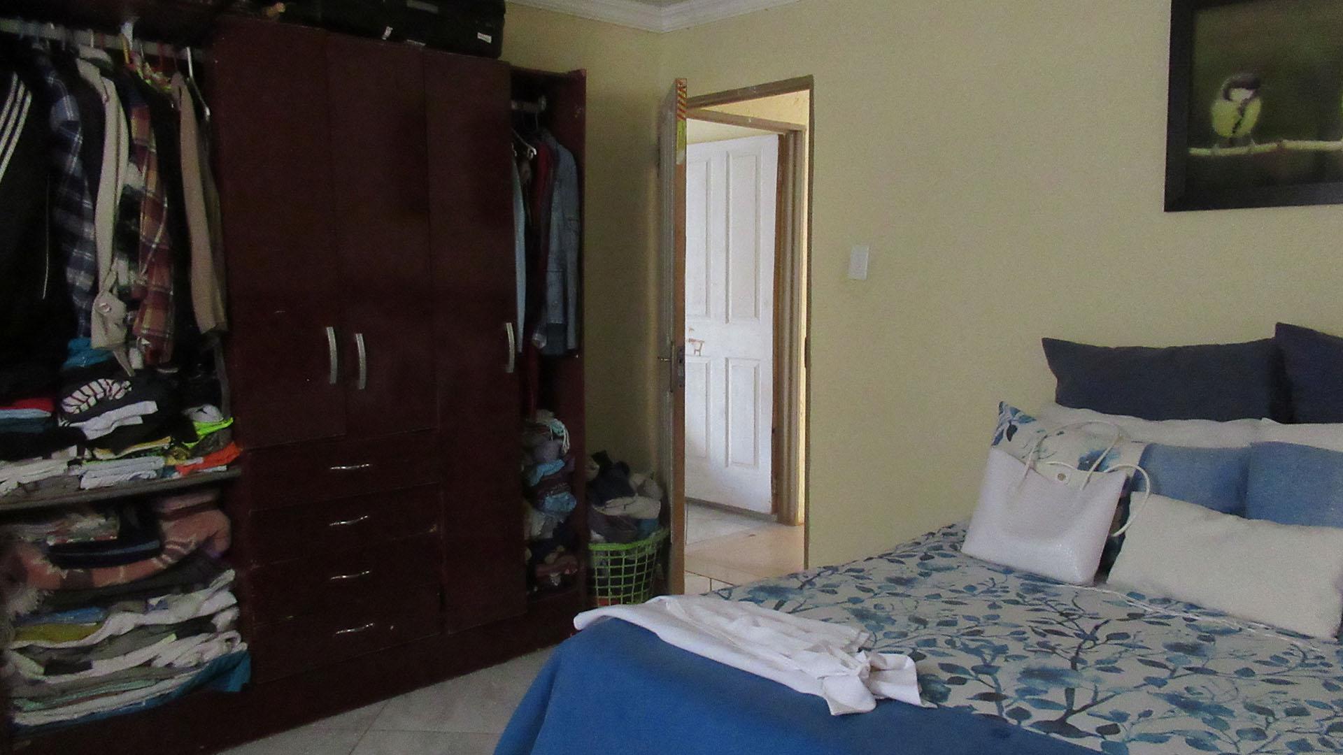 Main Bedroom - 19 square meters of property in Protea Glen