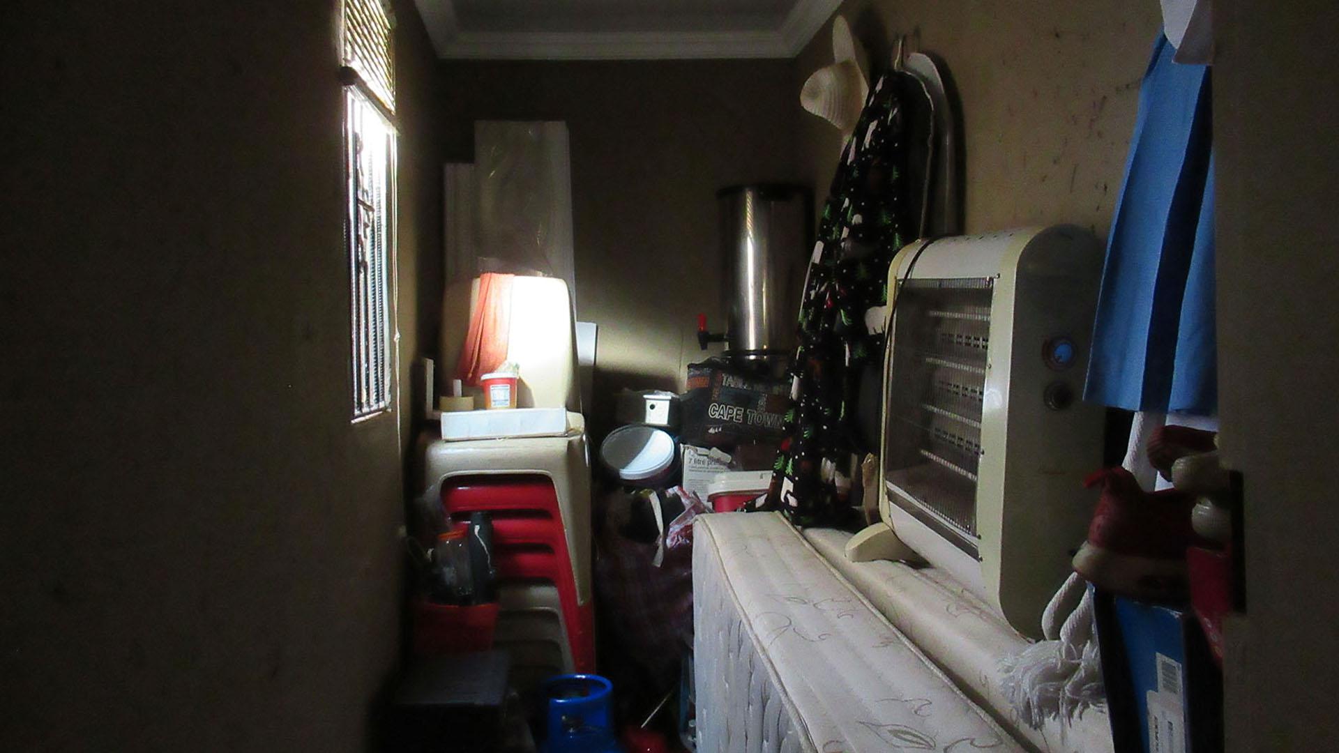 Main Bathroom - 5 square meters of property in Protea Glen