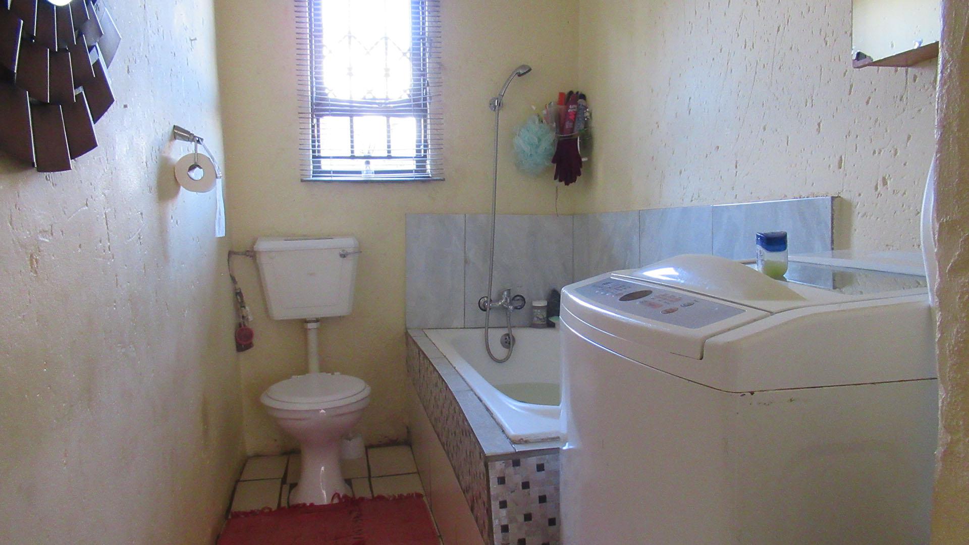 Bathroom 1 - 5 square meters of property in Protea Glen
