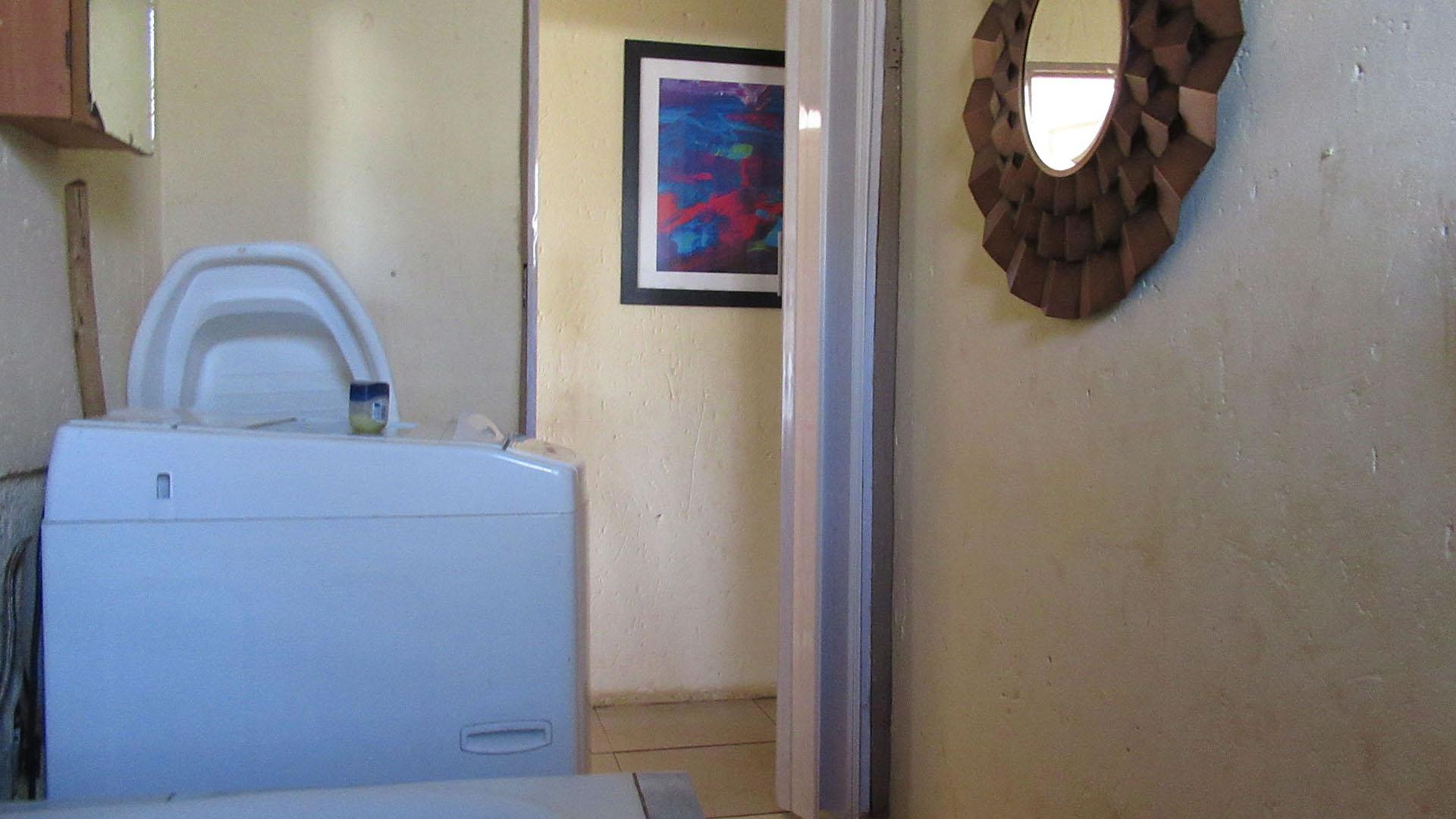 Bathroom 1 - 5 square meters of property in Protea Glen