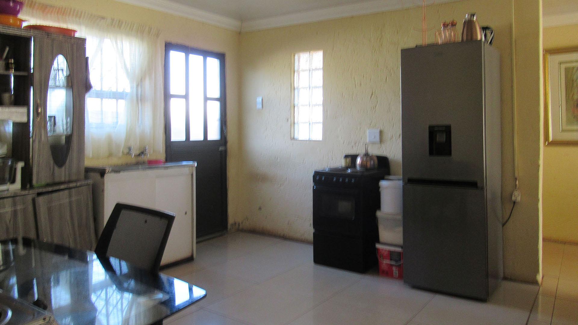 Kitchen - 16 square meters of property in Protea Glen