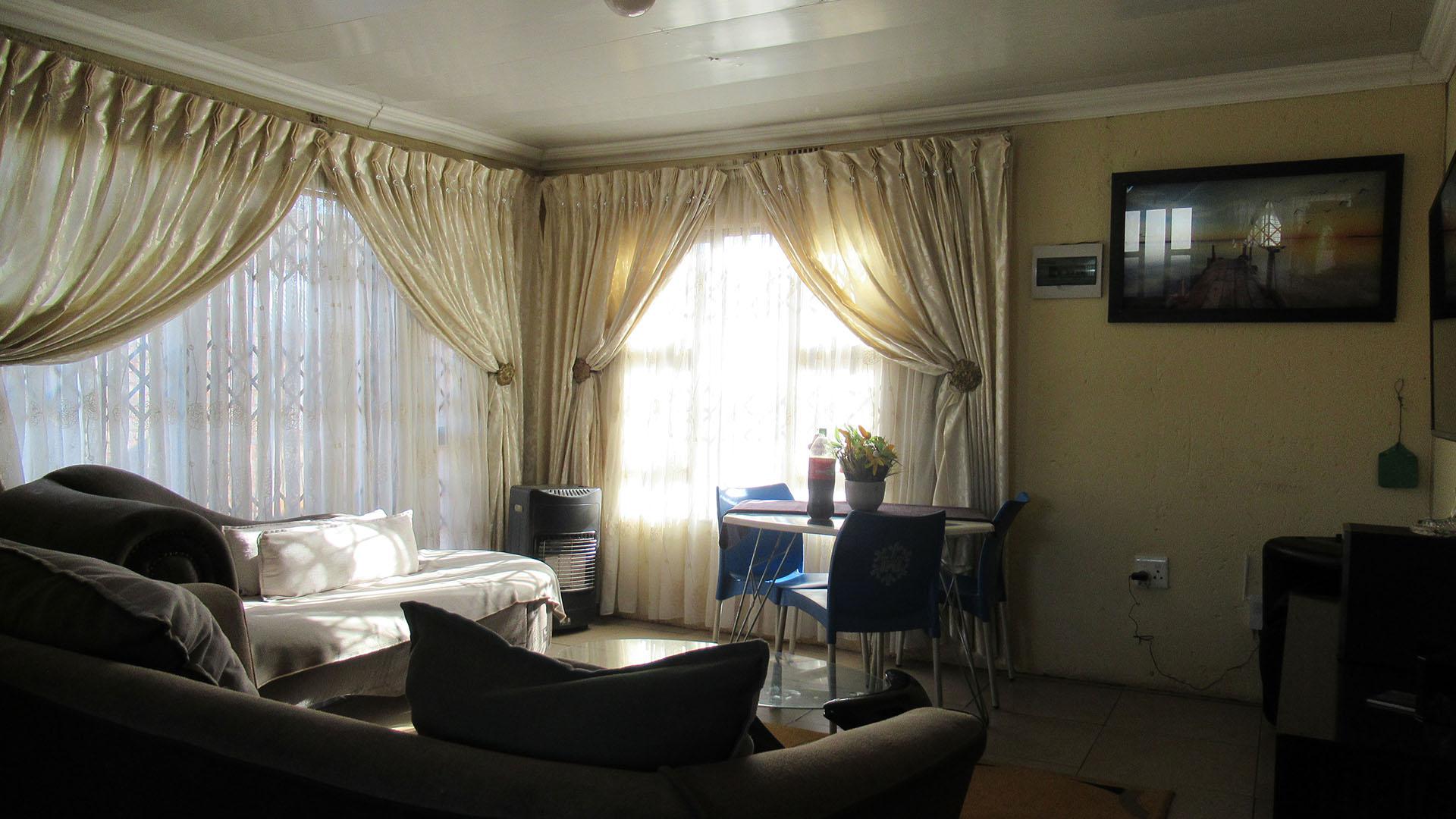 Lounges - 17 square meters of property in Protea Glen