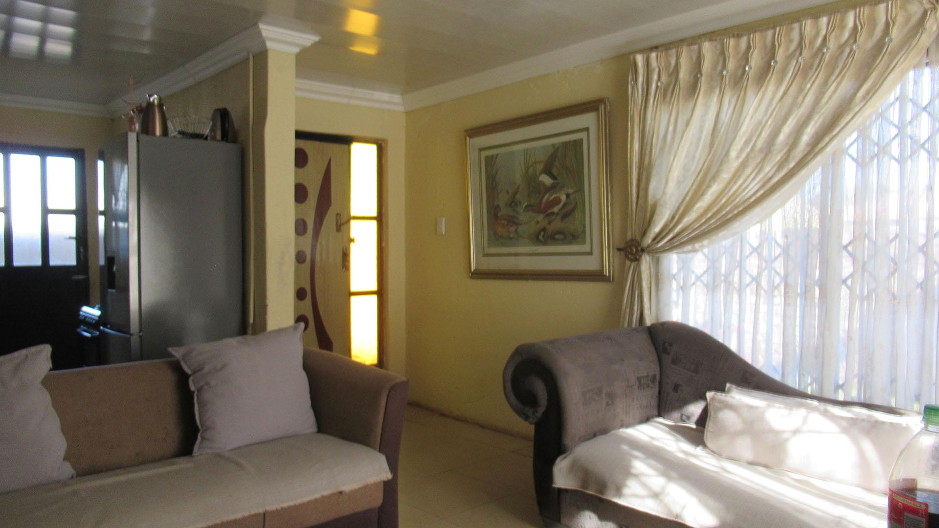 Lounges - 17 square meters of property in Protea Glen