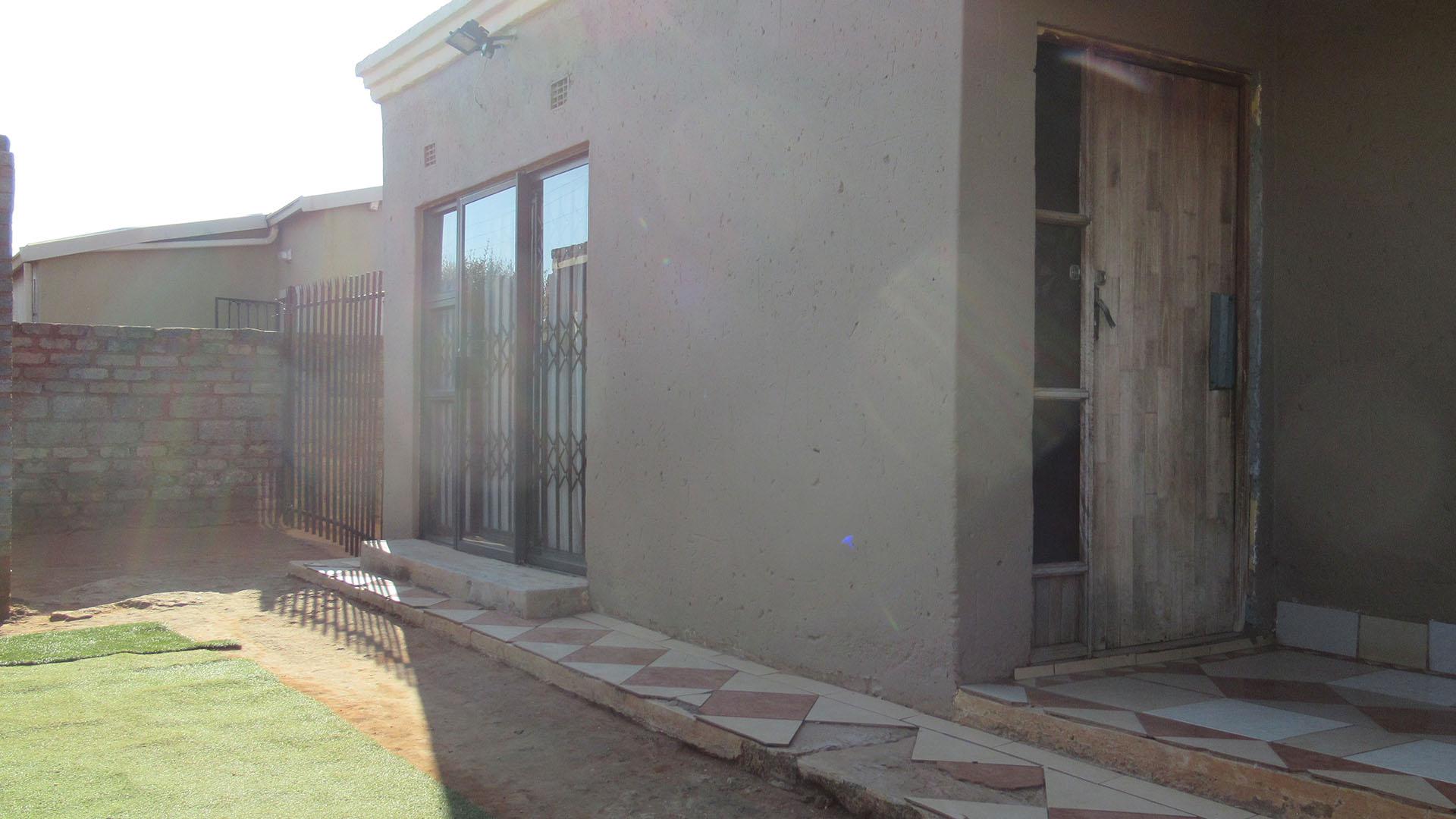 Front View of property in Protea Glen