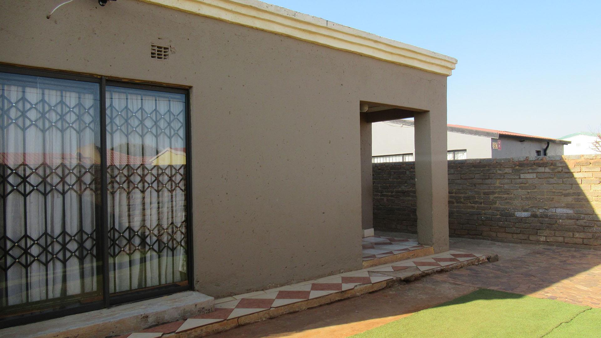 Front View of property in Protea Glen