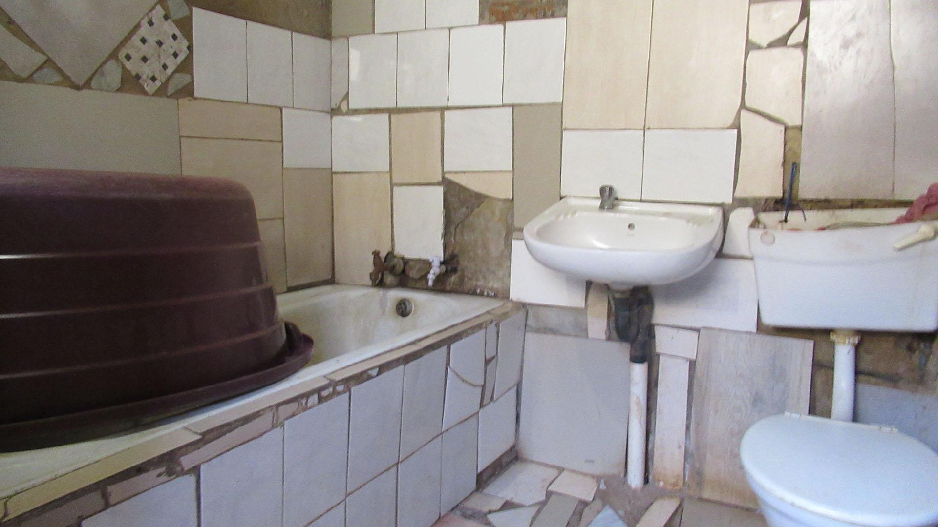 Bathroom 2 - 4 square meters of property in Protea Glen