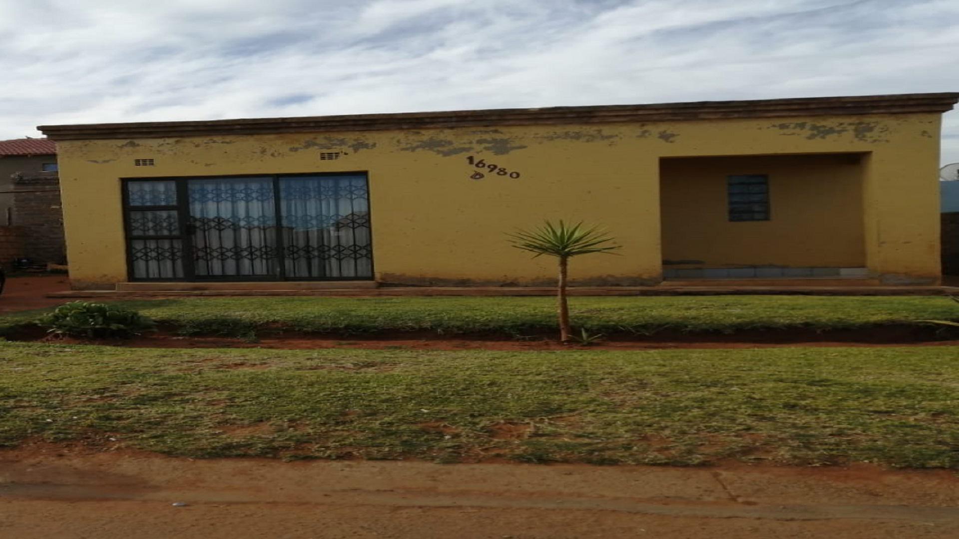 Front View of property in Protea Glen