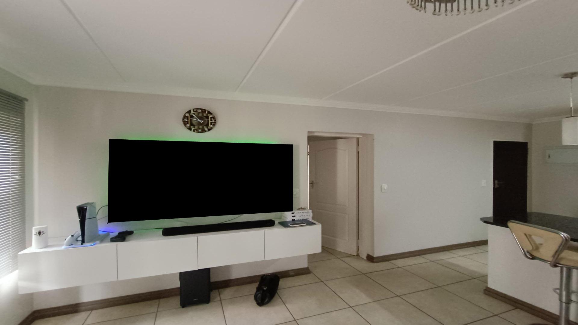 Lounges of property in Rooihuiskraal