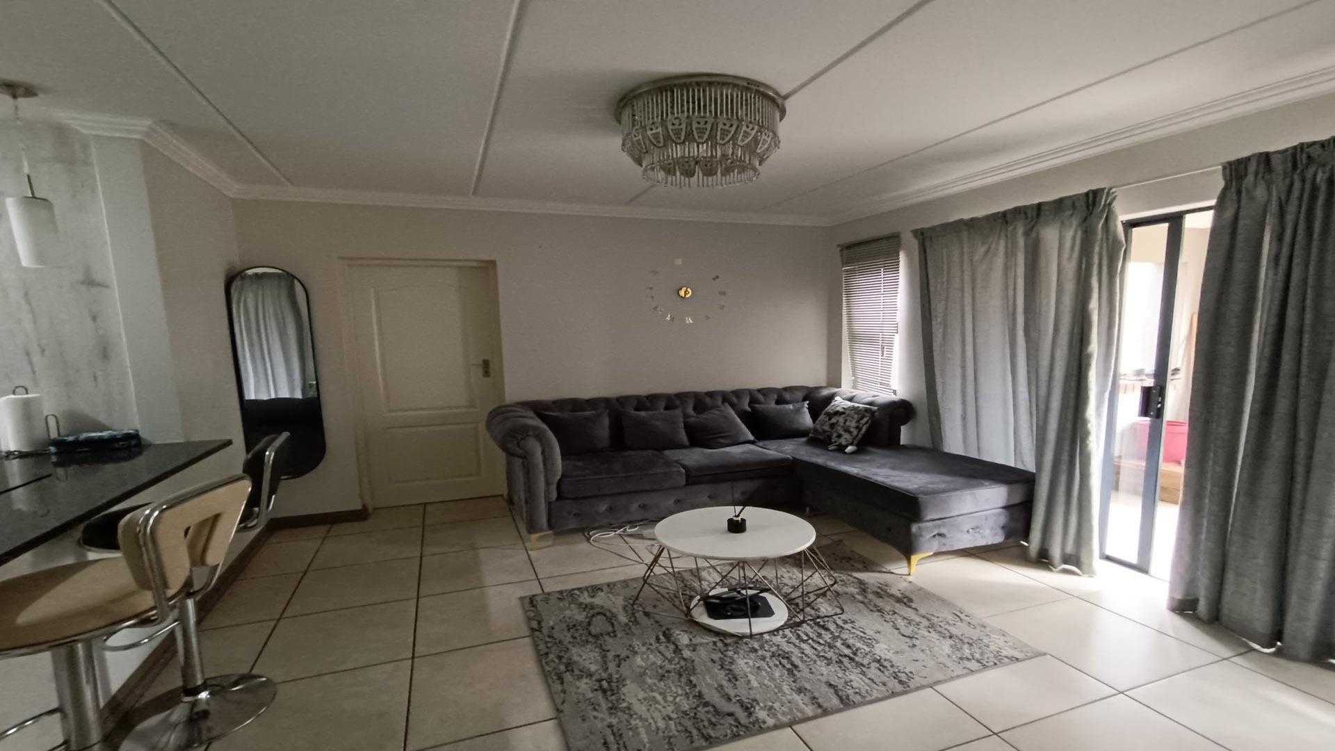 Lounges of property in Rooihuiskraal